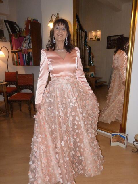 Auch Martina Mohapp hat sich noch schnell ein wunderschönes Kleid gezaubert