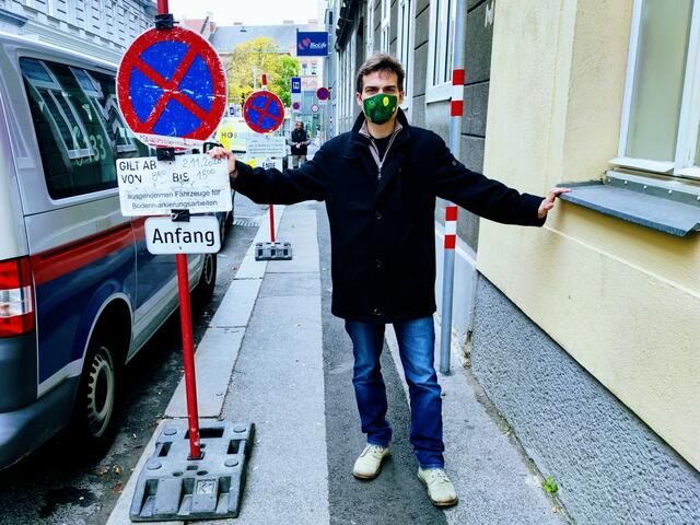 In der Keplergasse zeigt Viktor Schwabl (Grüne), dass die Gehsteige viel zu schmal sind. Abstandsregeln sind hier nicht einhaltbar. | Foto: Grüne Favoriten