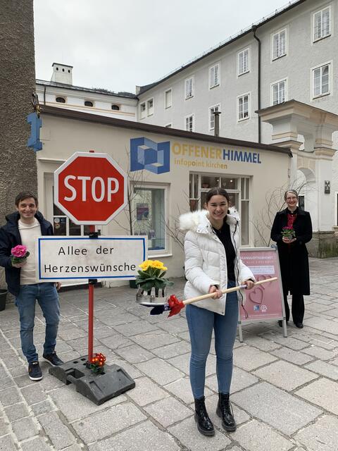 Dominik Elmer, Magdalena Winklhofer und Dorothee Büürma vom Infopoint Kirchen werken heuer für einen gelungenen Valentinstag. Sie verteilen Primeln, Segenswünsche, Rezeptideen – und laden zum Gottesdienst für alle Liebenden. | Foto: EDS
