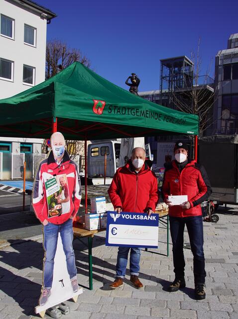 Ingo Appé bereitete gemeinsam mit Frau Andrea Heringssalat zu und verkaufte ihn für den guten Zweck am Ferlacher Wochenmarkt.  | Foto: KK