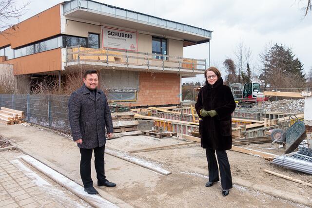 Bürgermeister Herbert Pfeffer und Bildungs-Landesrätin Christiane Teschl-Hofmeister vor der Baustelle der Kindergartenerweiterung in Traismauer. | Foto: Kraus