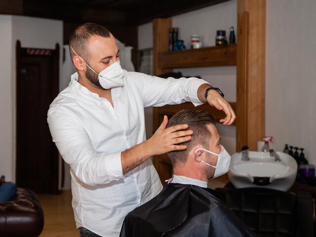 Der Groß-Enzersdorfer Friseur Ata Kaan Piskin in seinem Berbershop. | Foto: Regina Courtier
