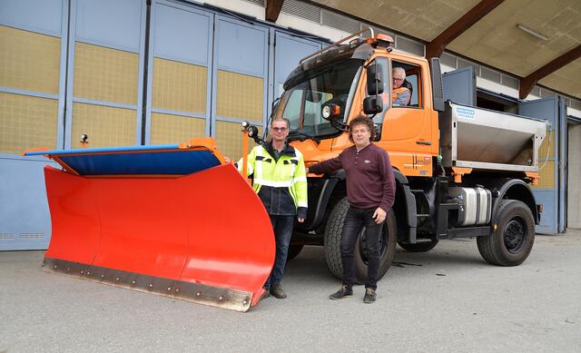 Stadtrat Günter Pernul mit Bauhofleiter Gerd Beneke und Einsatzfahrer Werner Lübke | Foto: Jost