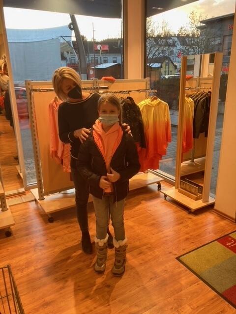 Elisabeth Haumer berät Katja Schindler aus Raiding bei der Auswahl ihrer neuen Jacke.  | Foto: Haumer