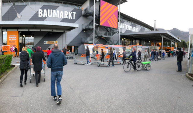 Der Run auf die Geschäfte hat begonnen.