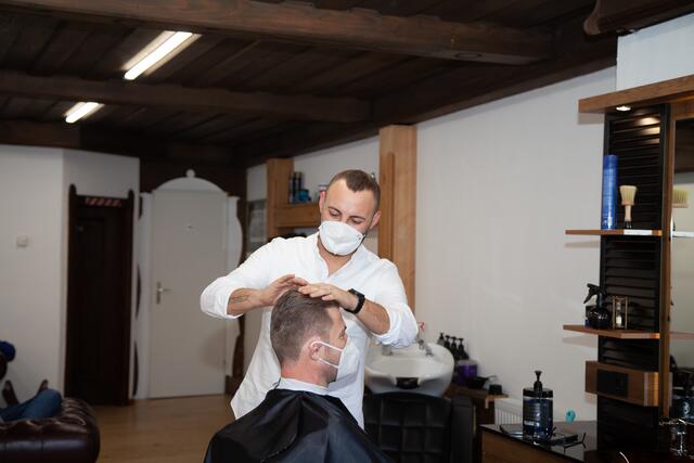 Der Groß-Enzersdorfer Friseur Ata Kaan Piskin in seinem Berbershop. | Foto: Regina Courtier