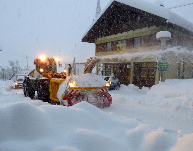 Bei enormen Schneemengen, hauptsächlich im Lesachtal und im oberen Gailtal, kommt diese Monoblock-Fräse mit 300 PS Leistung zum Einsatz. | Foto: LPD Kärnten