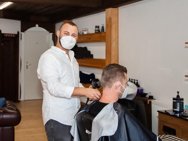 Der Groß-Enzersdorfer Friseur Ata Kaan Piskin in seinem Berbershop. | Foto: Regina Courtier