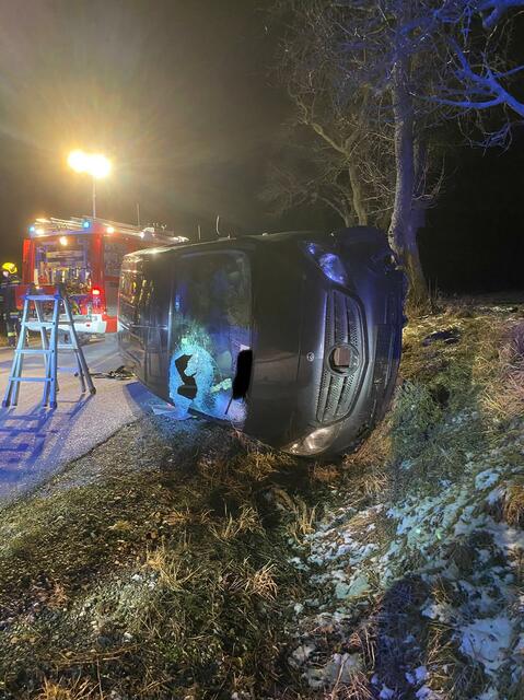 Der eingeschlossene Lenker war bei Bewusstsein und ansprechbar. | Foto: FF Ollersbach