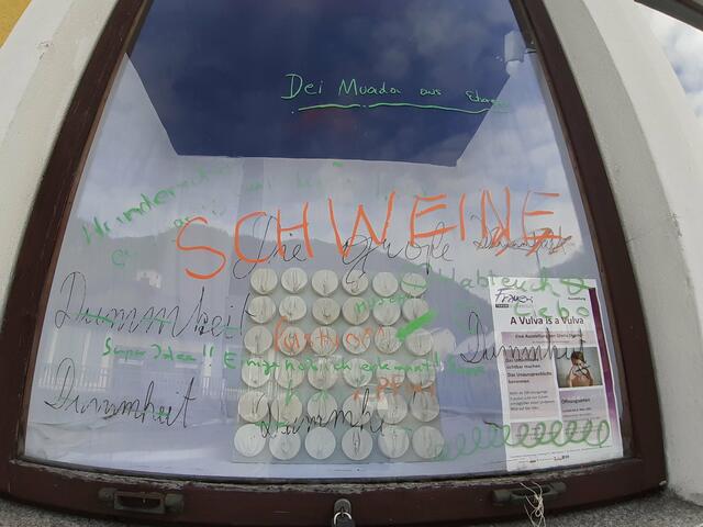36 Gipsabdrücke werden in einem Schaufenster ausgestellt, die Scheibe wurde von "Kritikern" beschmiert.