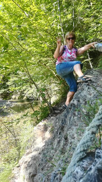 In der Raabtalklamm - ein paar mal muß ich schon hin und her laufen, um das Foto mit Selbstauslöser zu machen. Es entstehen oft die witzigsten Bilder dabei😂 und die bringen mich dann zuhause auch nochmal zum Lachen