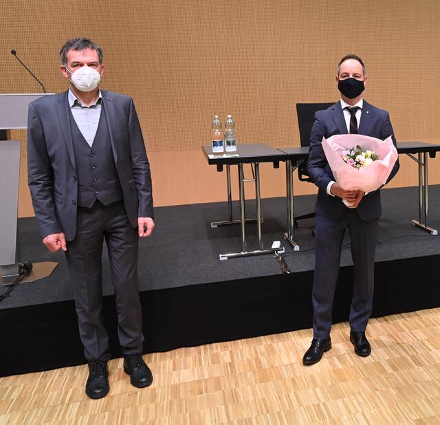 Pflichtbewusstes Foto? Georg Willi, Markus Lassenberger und Blumenstrauß. | Foto: zeitungsfoto.at