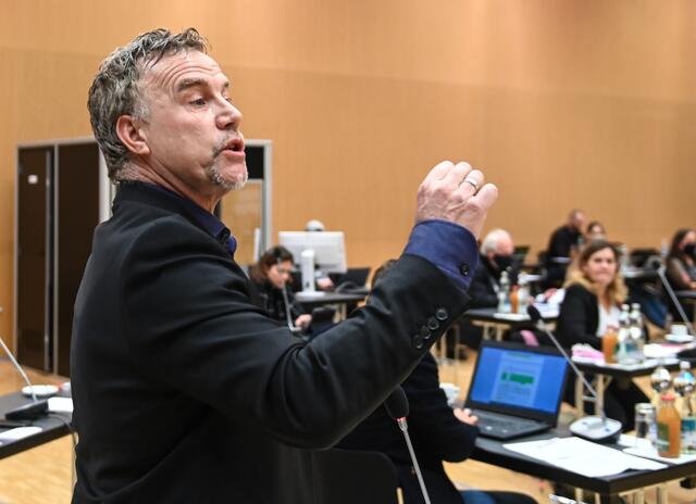Gerald Depaoli (Gerechtes Innsbruck) bringt Auflösungsantrag ein. | Foto: zeitungsfoto.at