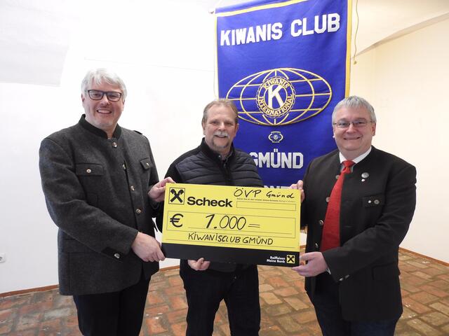 Spendenübergabe: Helmut Zwenig (Obmann ÖVP Gmünd), Rainer Werchner (Präsident Kiwanisclub Gmünd) und Hubert Rudiferia