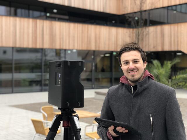 Marc Zeiringer (Co-Geschäftsführer und technischer Leiter bei „Weitblick“) fotografierte mit seiner 3D-Scan-Kamera den Campus Wieselburg. | Foto: weit-blick.at