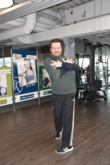 Weiter geht es mit der Rumpfrotation: "Damit bereiten wir die Wirbelsäule auf die Rotation vor", erklärt der Fitnesstrainer. | Foto: BB/Schrofner