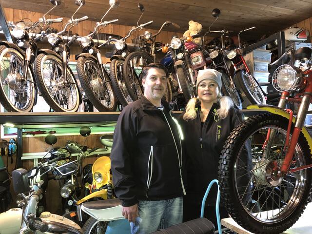 Hausherr Michael Mandl sammelt seit seiner Jugend, Gattin Sabine kann diese PS-Leidenschaft zum Glück gut verstehen.