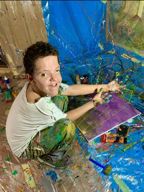 Der Donaustädter Niki Scharner ist erst 15 Jahre alt und genießt jede Minute in seinem Atelier.