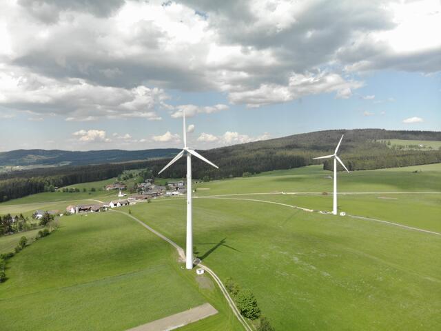 Der Windpark in Spörbichl (Gemeinde Windhaag) versorgt zahlreiche Haushalte mit regionalem, umweltfreundliche Strom.  | Foto: Manuel Gruber