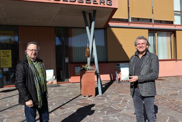 Bernhard Valta (li) übergibt das seiner Heimatgemeinde gewidmete Buch „Birkengreith“ an Bgm. Johann Wolf-Maier. | Foto: Edith Ertl
