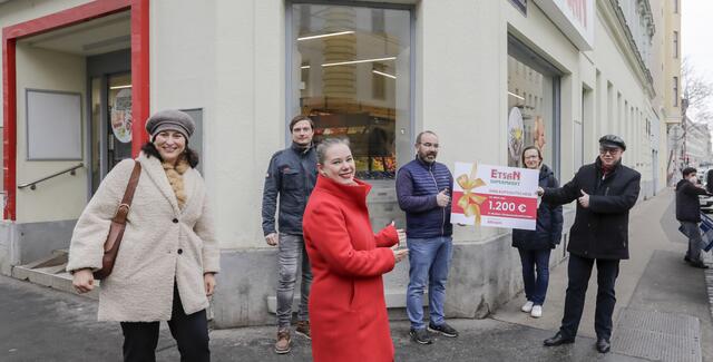 Bei der Übergabe: Dilek Karadayi, Michael Trinko, Elisabeth Kaiser, Ersoy Vural, Maja Markanovic-Riedl und Andreas Höferl (v.l.).