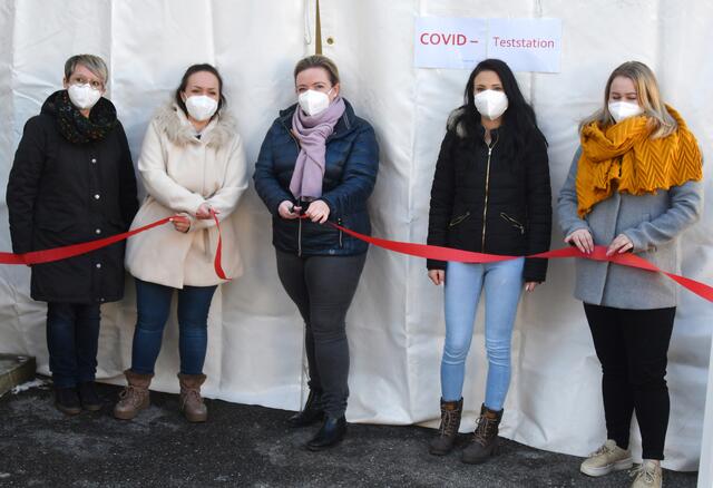 Am 14. Februar wurde die Teststraße im Kosmetikstudio InnStyle in Altheim eröffnet. Die Anwesenden (v.l.n.r.):
Carina Tiefenthaler, Nicole Tiefenthaler, Dr. Melanie Tiefenthaler, Sarah Priewasser und Melanie Peischer.