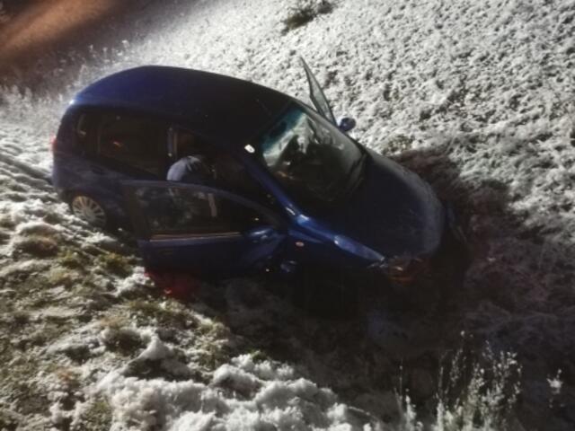 Das Auto musste mittels Seilwinde aus dem Graben gezogen werden | Foto: FF Theresienfeld