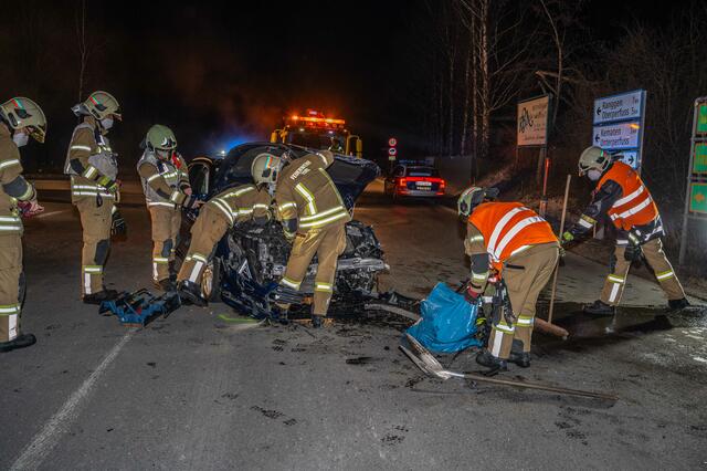 Aufräumarbeiten nach dem Unfall in Zirl.