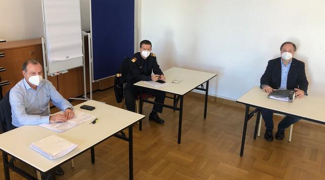 Bezirkshauptmann Alexander Majcan, Bezirkspolizeikommandant Herbert Karner und Jurist Alois Puntigam (v.l.) arbeiten "eng" zusammen. | Foto: WOCHE