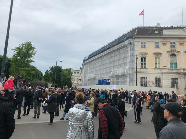 Kurz nach dem Ausbruch der Corona-Krise begannen sich die "Maßnahmenkritiker" bereits zu formieren und erste Demos – wie hier im Mai 2020 – abzuhalten, mittlerweile hat die Bewegungen einen harten rechtsextremen Einschlag.
