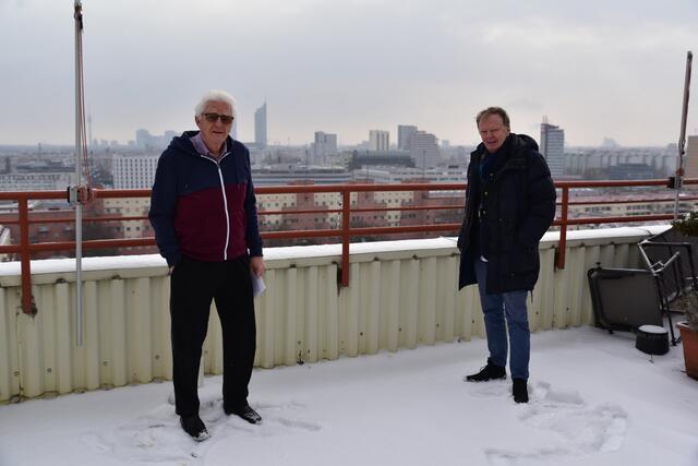 Beim Lokalaugenschein auf der gesperrten Dachterrasse: Erich Pencik und bz-Immobilienexperte Peter Nemeth (r.). | Foto: Markus Spitzauer