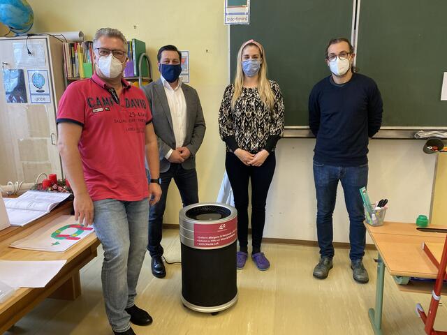 Übergabe der SARS-CoV-2 zertifizierten Luftreiniger an die Volksschule Gschwendt; der Testbetrieb möge beginnen.