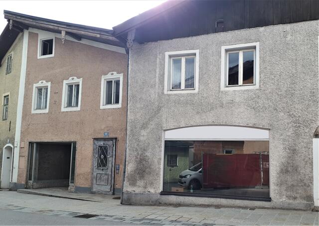 Seit Jahren steht ein ehemaliges Geschäft, an der wichtigen Verbindung Salzberghalle - Parkplatz Richtung Stadtzentrum, leer. | Foto: Josef Wind