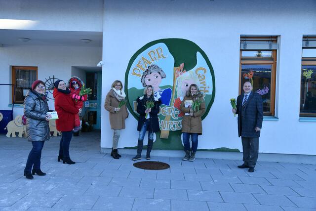 Am Foto von li: Andrea Pammer, VizeBGM Anneliese Bräuer mit Enkelkind Carina, Kindergartenpädagogin Petra Dollhäubl, Patricia Pröll, Elmer Anita (Pfarrcaritas Ki-GA ONK, Leiterin) und BGM Josef Rathgeb.