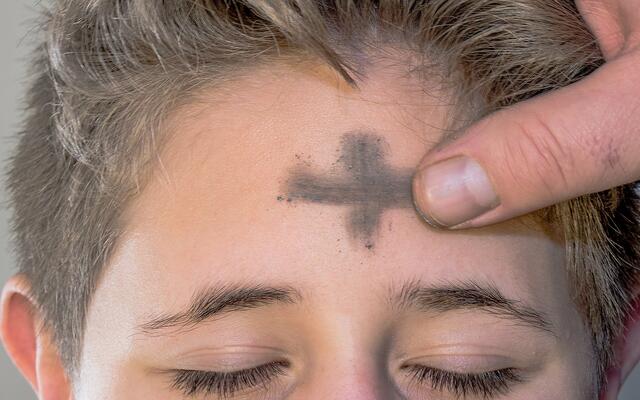 "Bedenke, Mensch, dass du Staub bist und wieder zum Staub zurückkehren wirst" - mit diesen Worten zeichnet der Priester ein Kreuz aus Asche auf Stirn oder Haupt der Gläubigen Christen. | Foto: pixabay