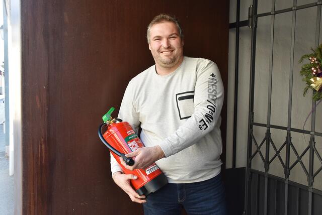 Erich Guggi bietet eine kontaktlose Feuerlöscher-Überprüfung, die sich vor dem Haus abspielt. Danach wird die Rechnung einfach beigelegt. | Foto: RMK