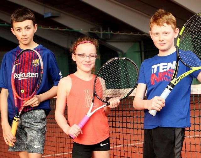 Sie können auch in Zeiten des Corona-Virus gemeinsam trainieren: Die Nachwuchssportler Nico, Alina und Fabio Pesec (von links) schlagen in der Tennishalle regelmäßig auf.  | Foto: Privat