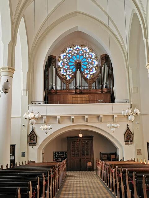 Ein wunderschönes Mandalafenster hinter der Orgel