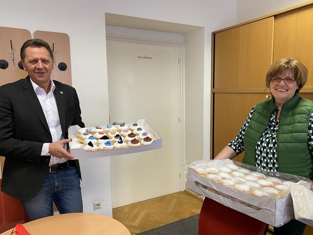 Bezirksvorsteher Thomas Steinhart (SPÖ) übergab die Spende an Leiterin Angela Proksch. | Foto: BV11
