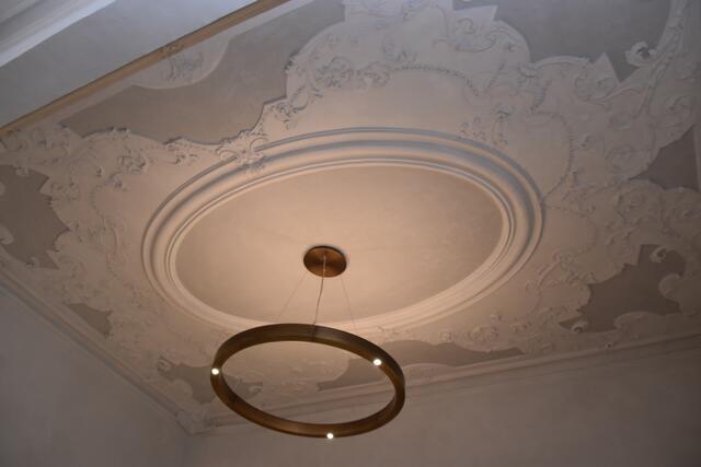Die Decke aus der Barockzeit – sie wurde vor einigen Jahren bei der Sanierung entdeckt und renoviert – ist ein echter historischer Hingucker in der Kur- und Stadtapotheke in Hall.