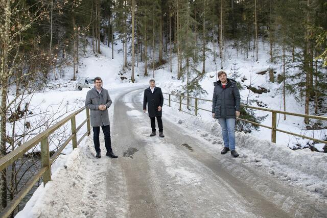 Landesrat Martin Gruber mit dem neu gewählten Bürgermeister Wilfried Mödritscher Landwirt Franz Puggl (v.l.)