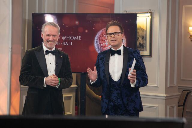 Manuel Horeth (r.) moderierte zusammen mit dem Präsidenten des Rotary Club Salzburg, Christian Dreyer (l.) den Abend, live aus dem Hotel Sacher  | Foto: Rotary Club Salzburg