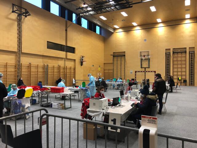 Auch der Teststandort im Schulzentrum Grieskirchen, das vom Roten Kreuz betrieben wird, verzeichnet mehr Testungen. | Foto: Haslberger/BRS