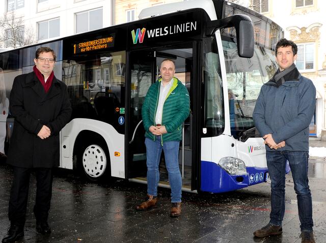 Sascha Berndl – Geschäftsführer INFOSCREEEN, Martin Hüttner – Betriebsleiter Wels Linien und Wolfgang Stöttinger – Assistent der Geschäftsführung sabtours (v.l.).
 | Foto: Wolfgang Kern/INFOSCREEN 