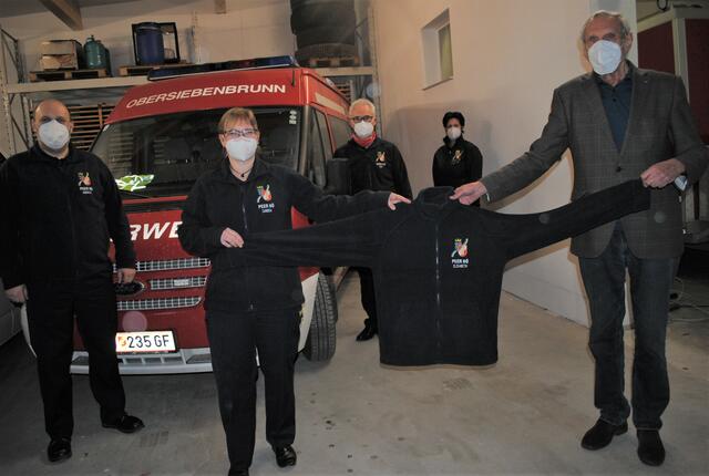Andreas Guganeder (Bez. Korneuburg), Sandra Grafeneder (Bez. Hollabrunn), Kurt Nekam (Bez. Mistelbach), Elisabeth Jandrisevits (Bez. Gänserndorf), Dir. Walter Mayr (NBG). | Foto: Rudolf Grill