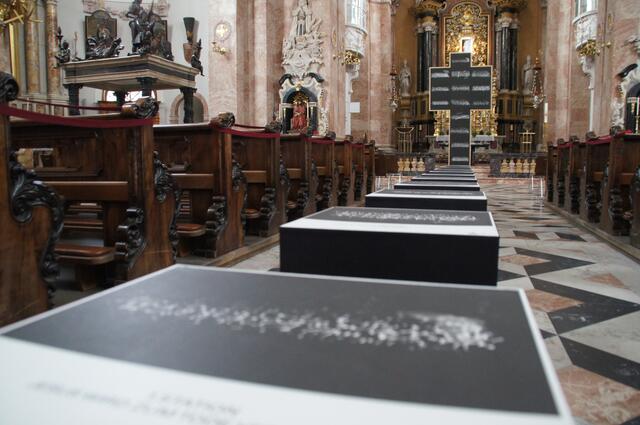 Kartonkuben mit den 14 Kreuzwegstationen und ein großes aufgerichtetes Kreuz treten als Kreuzweg in Dialog mit den barocken Kreuzwegbildern des Doms. | Foto: dibk