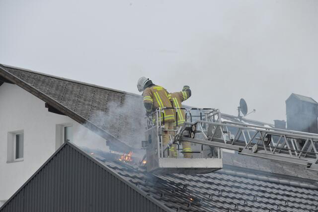 Im Firstbereich des Gebäudes auf einem Firmengelände in der Bahnhofstraße brach das Feuer aus.