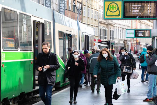 Maskierte Menschen in Öffis und an Haltestellen: Das war vor einem Jahr noch undenkbar. Heute ist dieser Anblick normal. | Foto: Konstantinov