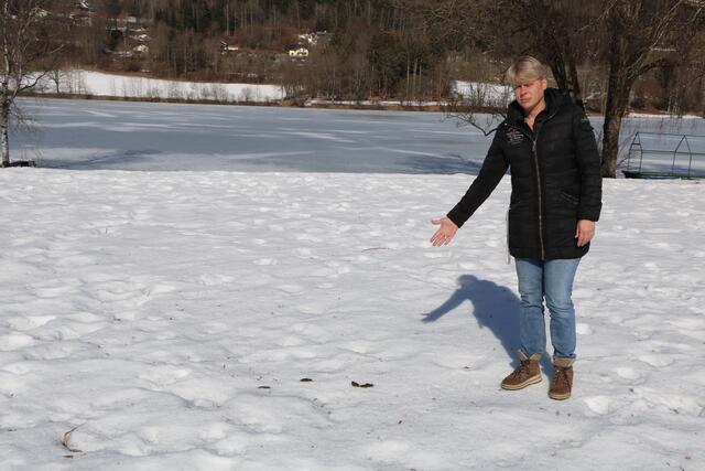 Feriendorf-Geschäftsführerin Sylvia Della Pietra ärgert sich über den Hundekot auf der Liegewiese.