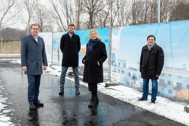 ARE-Chef Hans-Peter Weiss, Gerd Pichler (ARE), Sabine Hauswirth und Bezirkschef Wilfried Zankl (SPÖ) vor einem Kunstwerk (v.l.). | Foto: Rauchenberger